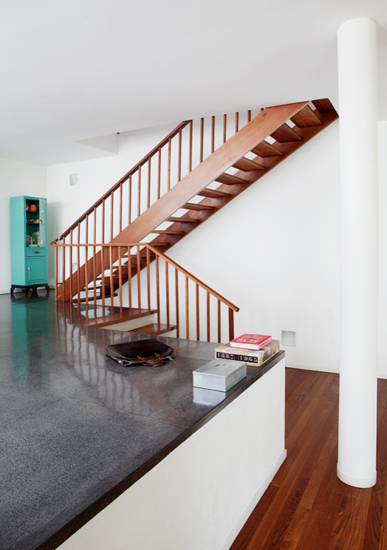 La escalera de cedro es la original y es uno de los elementos arquitectónicos de gran protagonismo.	
