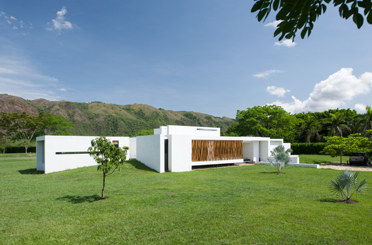 17747arquitectura casa morphosis axxis 73 1 Casa de descanso minimalista que se funde con el paisaje colombiano