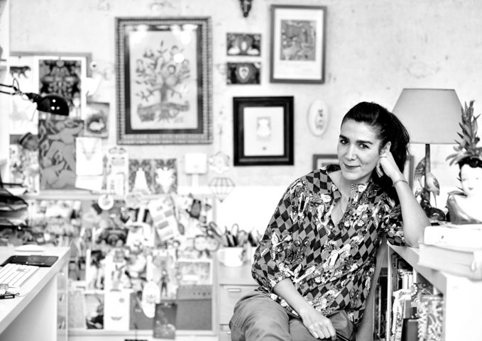 La diseñadora Catalina Estrada en su estudio.