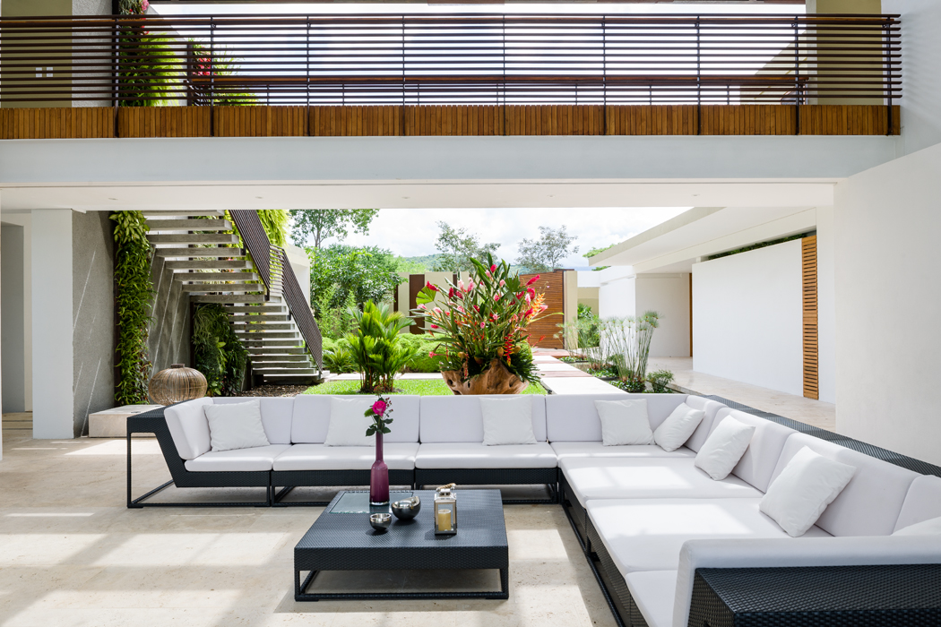 570 1 Volúmenes, superficies y arquitectura vegetal en esta casa colombiana que limita con una meseta