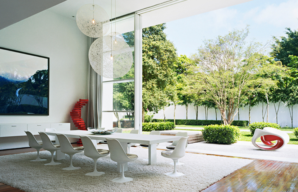 Este imponente volumen de concreto blanco dentro de un jardín abre espacios de tranquilidad en medio de la agitación y la densidad urbana de São Paulo.