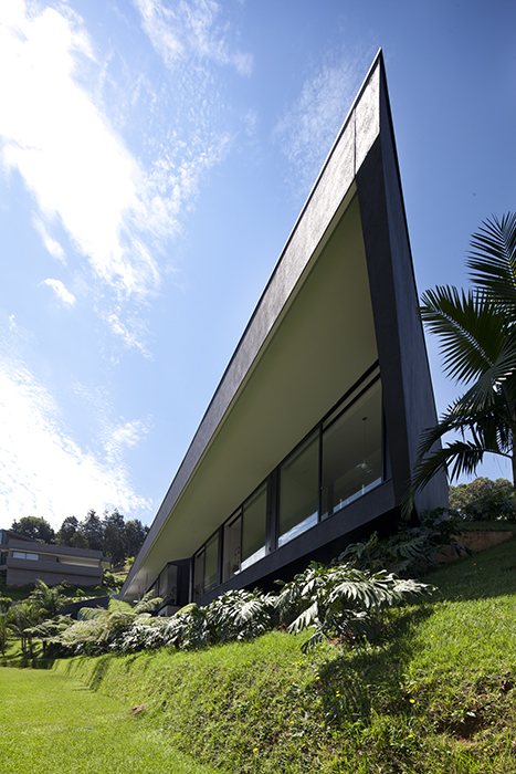 213 1 Tener una casa para tomar el sol y contemplar la ciudad es la clave de esta vivienda que habita sobre una ladera en Medellín