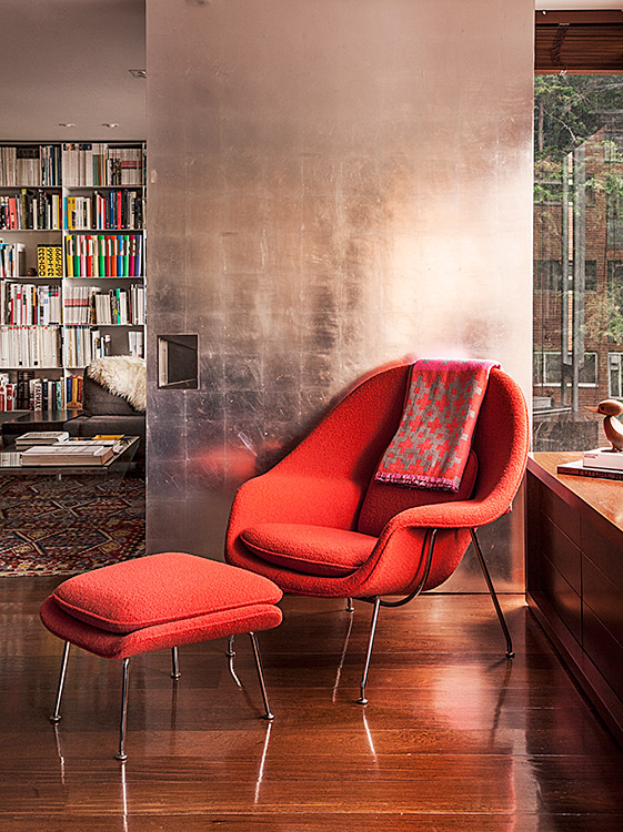 la Womb Chair with Ottoman, creada por Eero Saarinen.