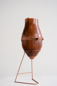Pieza en cerámica y cobre por Anais Borie de DNSEP DESIGN, en la bienal internacional de diseño de Saint-Etienne, 2015.