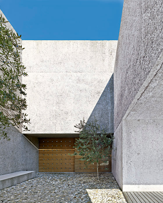 revista axxis arquitectura casa brissago romeo puerta madera 1 Casa Brissago, una casa de concreto en un terreno montañoso al norte de Italia