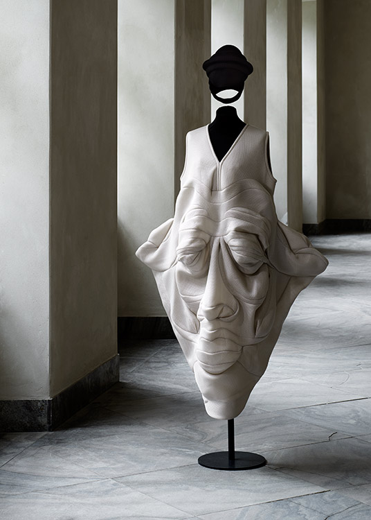ddn-Face-dress-by-Henrik-Vibskov.-Designmuseum-Danmark.-Photo-Pernille-Klemp