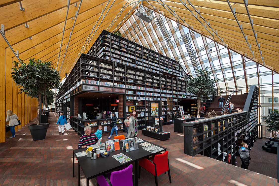 La biblioteca Book Mountain, ubicada en la pequeña población de Spijkenisse, Holanda, es un programa de 9.300 metros cuadrados, que contó con un presupuesto de 10 millones de euros. 
