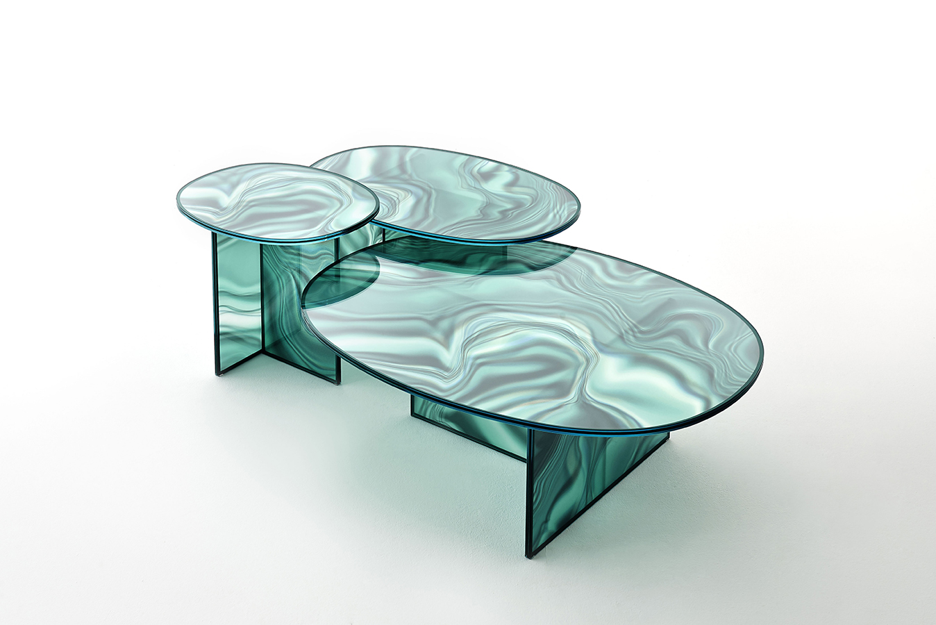 Patricia Urquiola , Las mesas liquefy de vidrio templado, producidas por Glas Italia, son un diseño de la española Patricia Urquiola. Cuentan con un tratamiento especial que simula la textura del mármol con la ligereza y lo translúcido del vidrio.