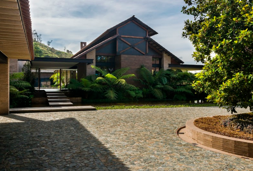 hacienda mestiza llanogrande Una hacienda de arquitectura mestiza diseñada para la vida de campo en Llanogrande, Antioquia