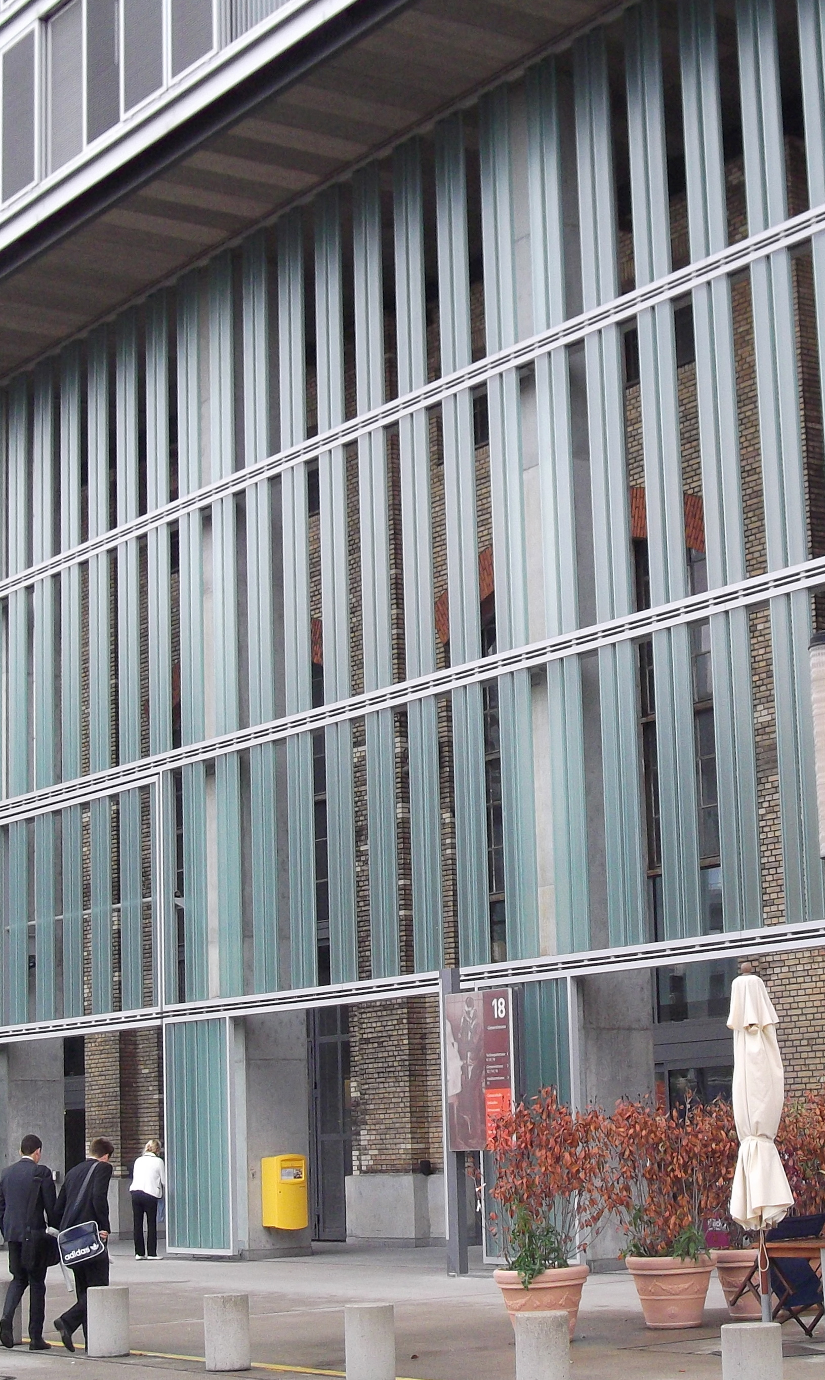 Vitrolit FITNESS ZöRICH Este es el vidrio protagonista de las construcciones más sobrias y modernas alrededor del mundo