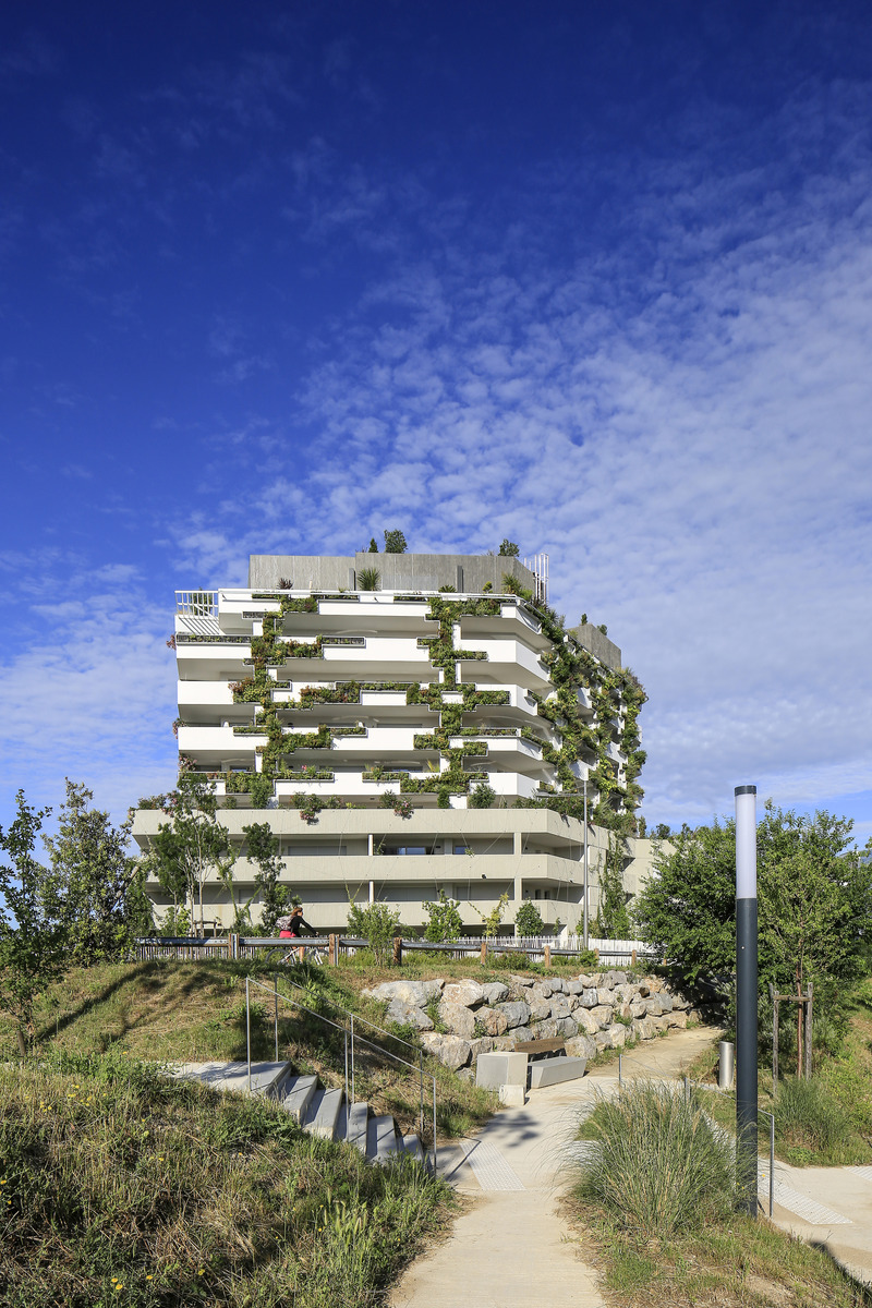 edificio verde Vivir entre plantas y matorrales: conozca los apartamentos diseñados para conectarse con la naturaleza