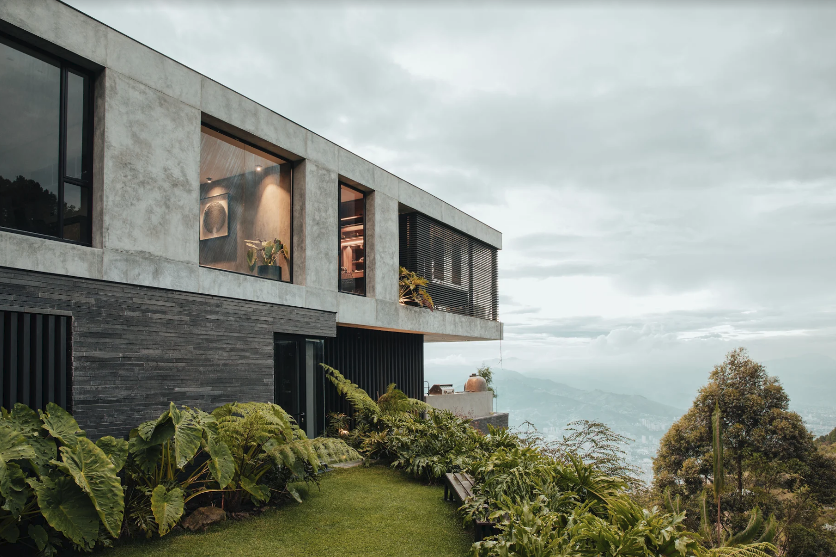 Captura de pantalla 2020 11 03 a las 15.28.20 Una moderna casa construida en medio del paisaje montañoso de las afueras de Medellín