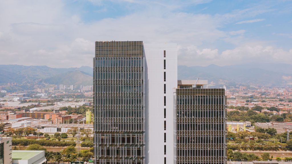 DJI 0985 Arquitectura fragmentada: este es el nuevo y sorprendente edificio de Ciudad del Río, Medellín