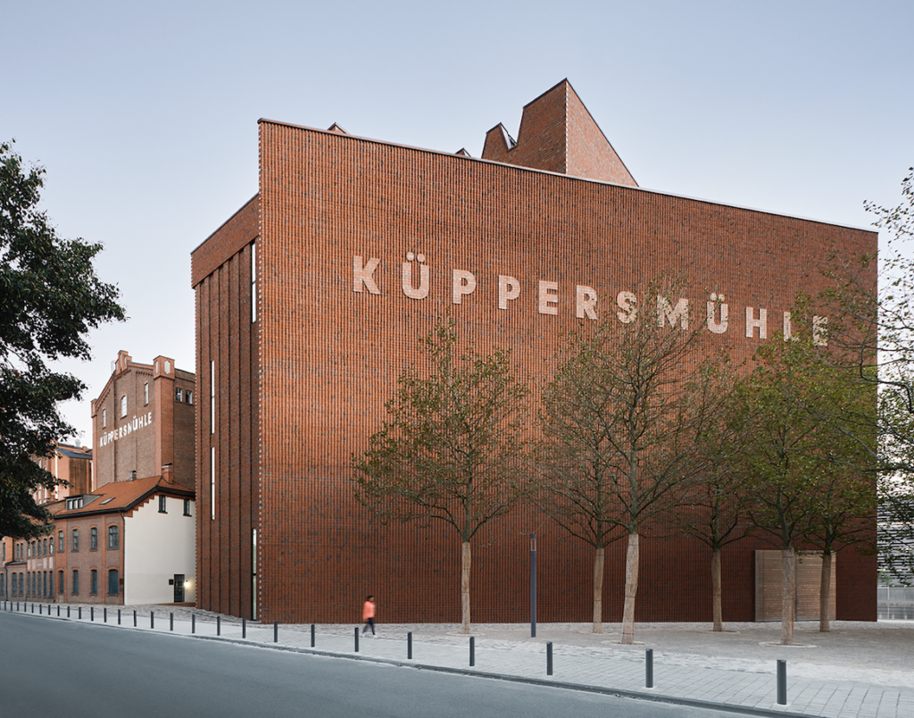 Captura de pantalla 2021 10 15 a las 11.24.18 a.m. La sorprendente transformación de una bodega en Alemania en un museo y centro cultural
