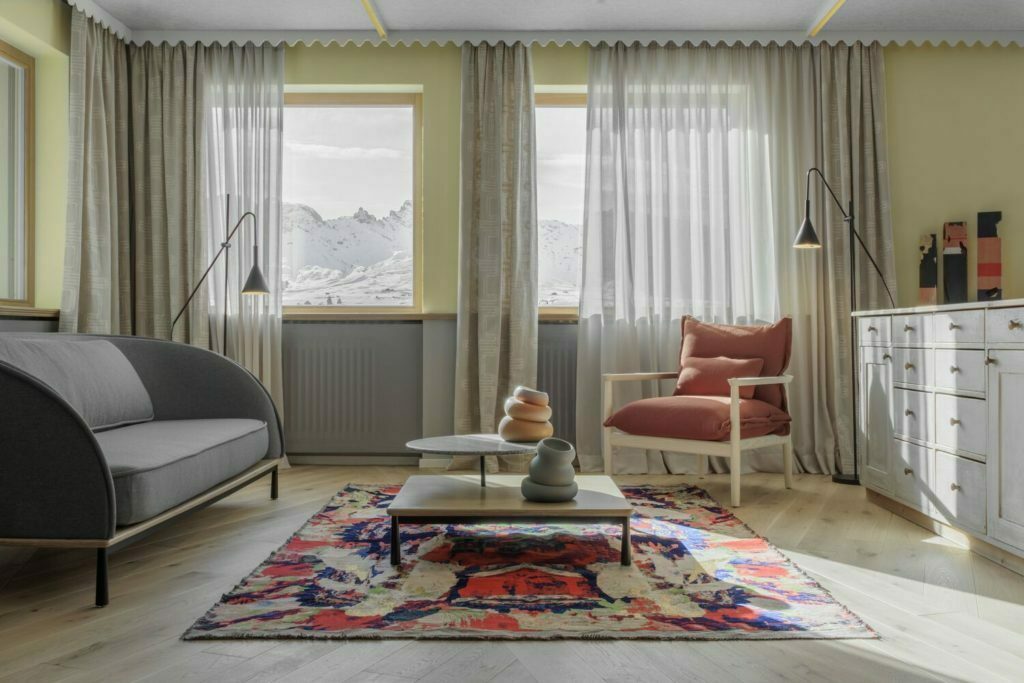 27 modusarchitects icaro hotel c gustav willeit La restauración de un hotel ubicado en la región montañosa de los Alpes italianos