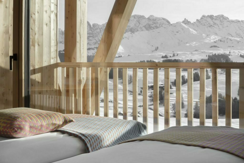 35 modusarchitects icaro hotel c gustav willeit La restauración de un hotel ubicado en la región montañosa de los Alpes italianos