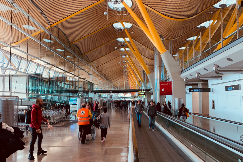 La terminal 4 del Aeropuerto Internacional de Madrid 1 Conozca los cinco aeropuertos más bonitos del mundo